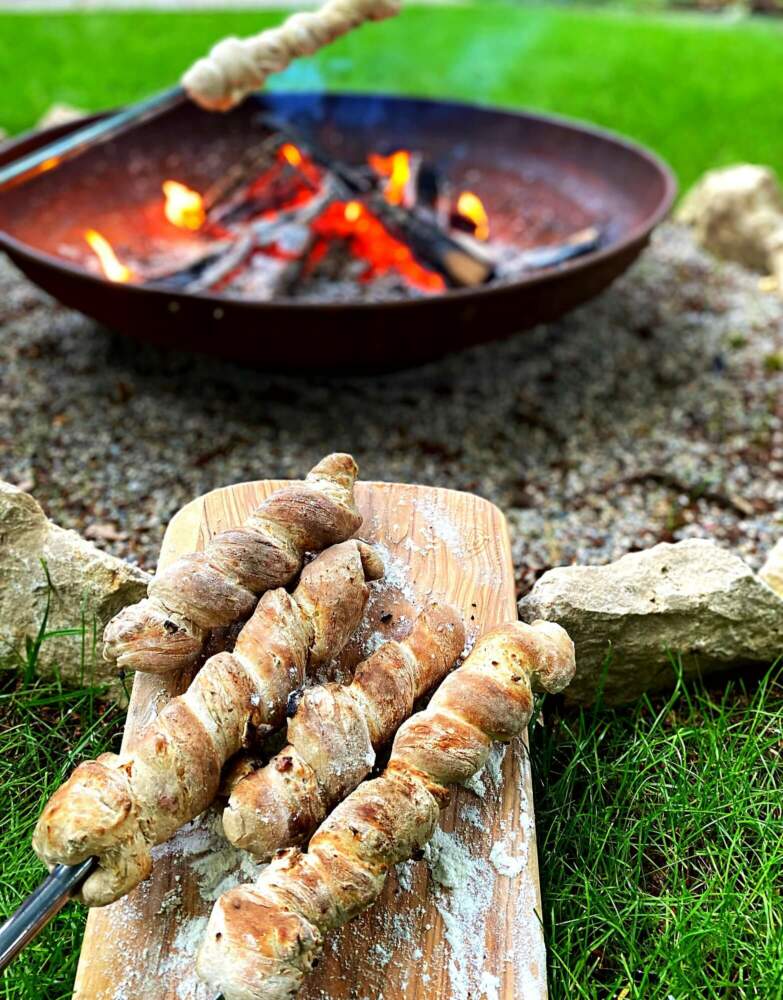 Tolles Stockbrot einfach und schnell über dem Lagerfeuer